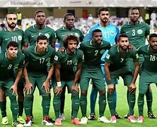 沙特阿拉伯队在第二届亚足联五人制足球亚洲杯小组赛中击败五人制足球队(图1)